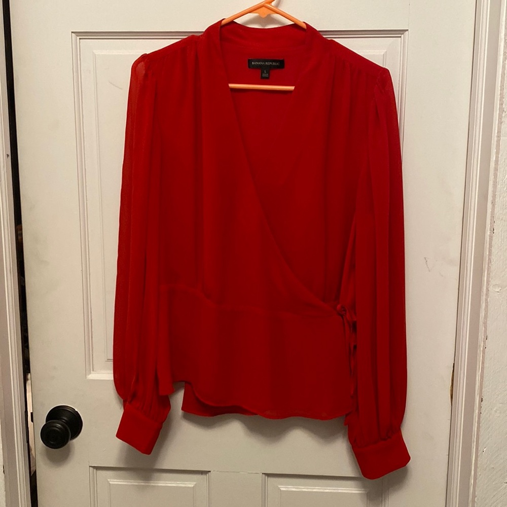 Red shirt ties at the waist.